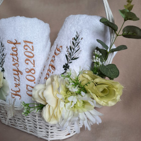 kosz prezentowy z ręczników białych haftyok.pl